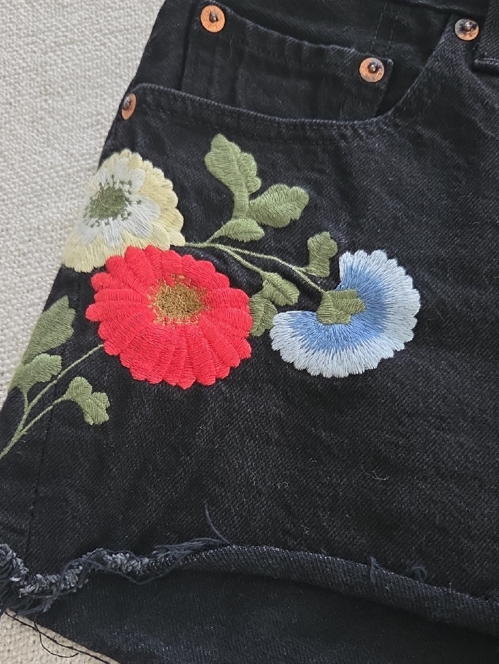 Levi's Black Denim Shorts with Floral Embroidery Size 29 - Picture 3 of 8